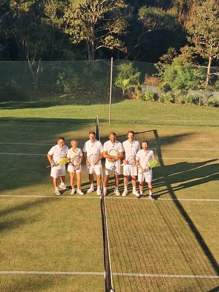 Momento especial no LEBA tênis na grama: a equipe da ESPN vivendo a experiência única do tênis em quadra de grama natural.