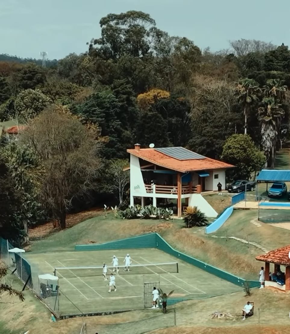 CONEXÕES QUE VÃO ALÉM DO TÊNIS NA GRAMA
