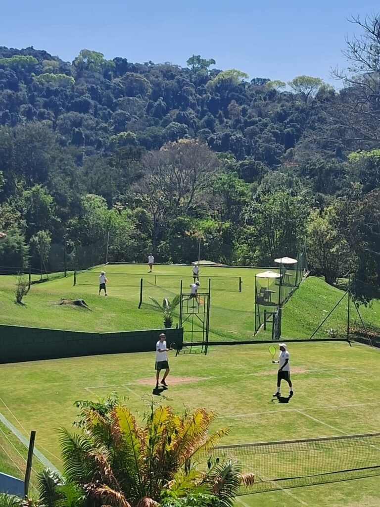 Aqui, o tênis é jogado na grama. Mas a experiência fica na memória.